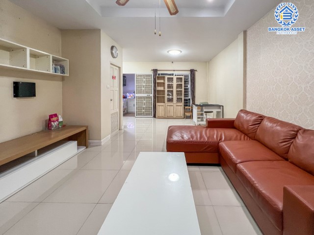 ทาวน์เฮ้าส์มือสองย่านนนทบุรี ม.ลิฟวิ่งพาร์ค พระราม5 เนื้อที่เกือบ 20 ตร.ว. ฟังก์ชัน 3 ห้องนอน 3 ห้องน้ำ 2 ที่จอดรถ บ้านสภาพดี พร้อมเข้าอยู่ มาพร้อมของแถมเพียบ!  3 เครื่องปรับอากาศ, 2 เครื่องทำน้ำอุ่น ฯลฯ บนทำศักยภาพ ใกล้ท่าน้ำนนท์ ทางด่วน "ศรีรัช" รีบจองเลย!